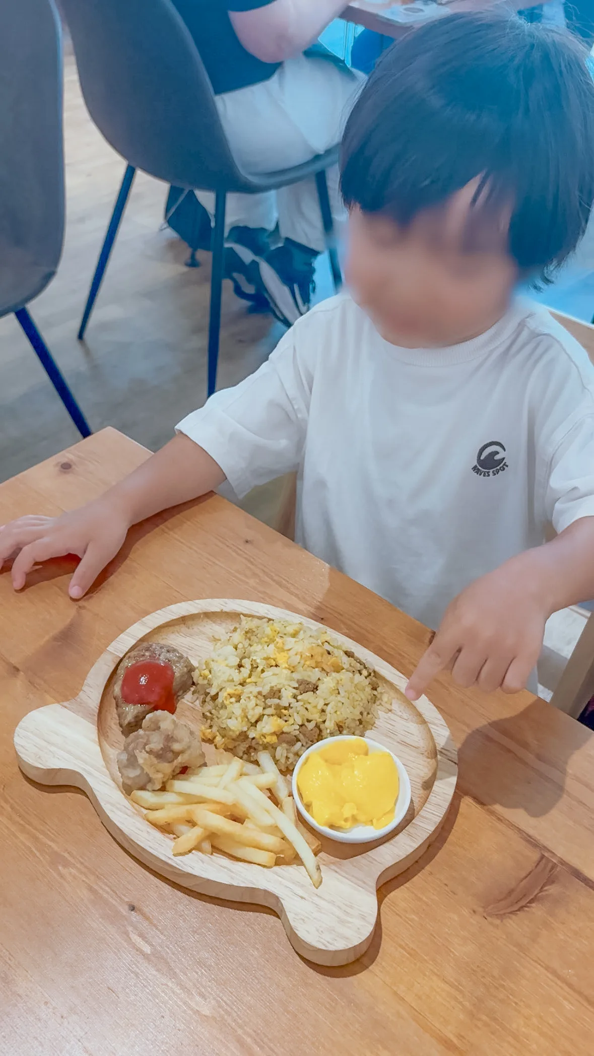 子どもが施設で食事を楽しむ様子