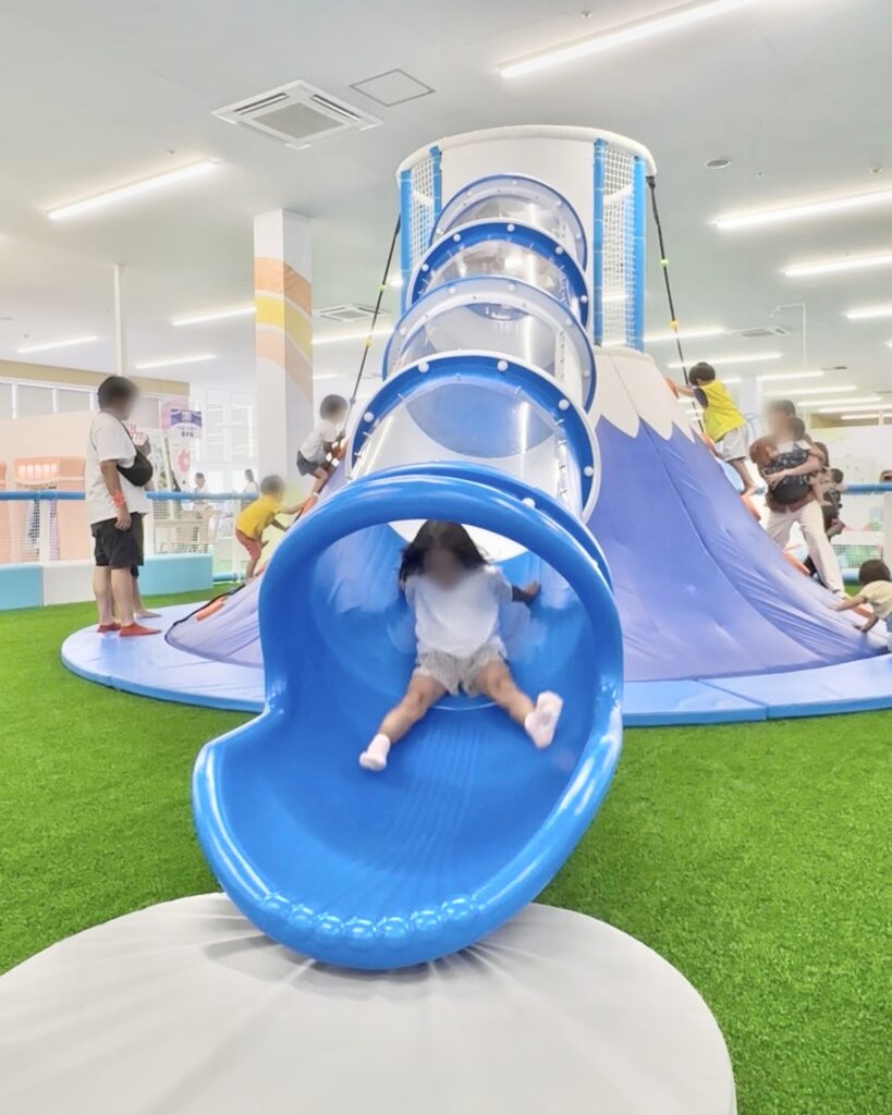 キッズランドUS MAX川越南古谷店の山型滑り台