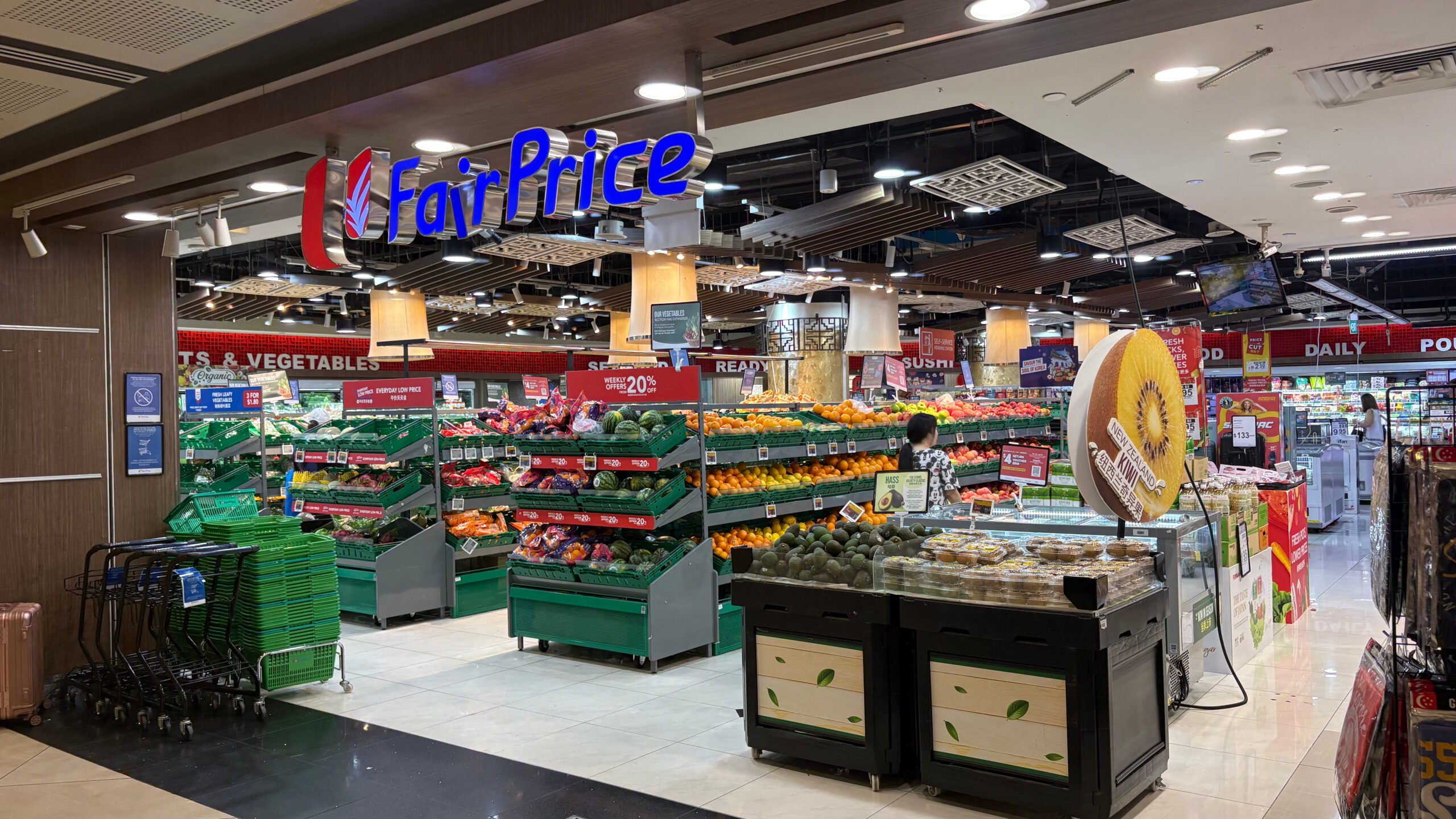 Chinatown PointにあるFairPriceの入口と果物売り場