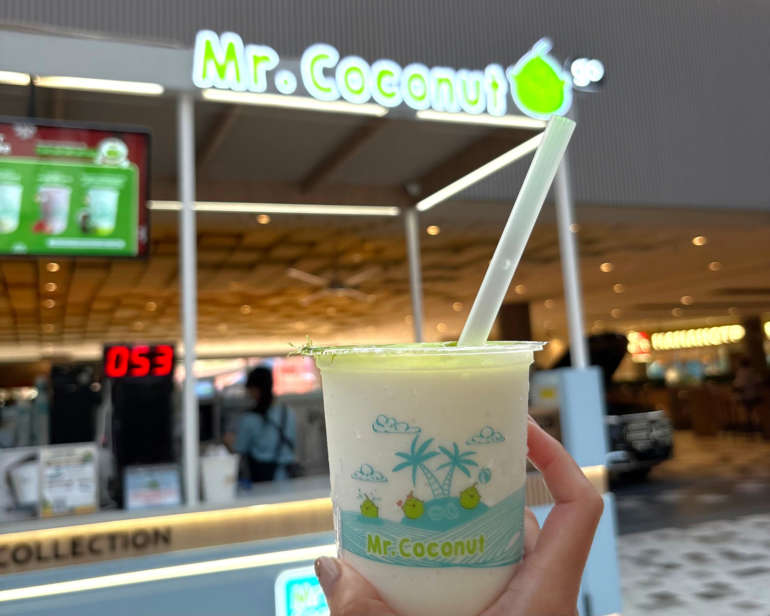 Mr. Coconutの店舗前で撮影したシェイク