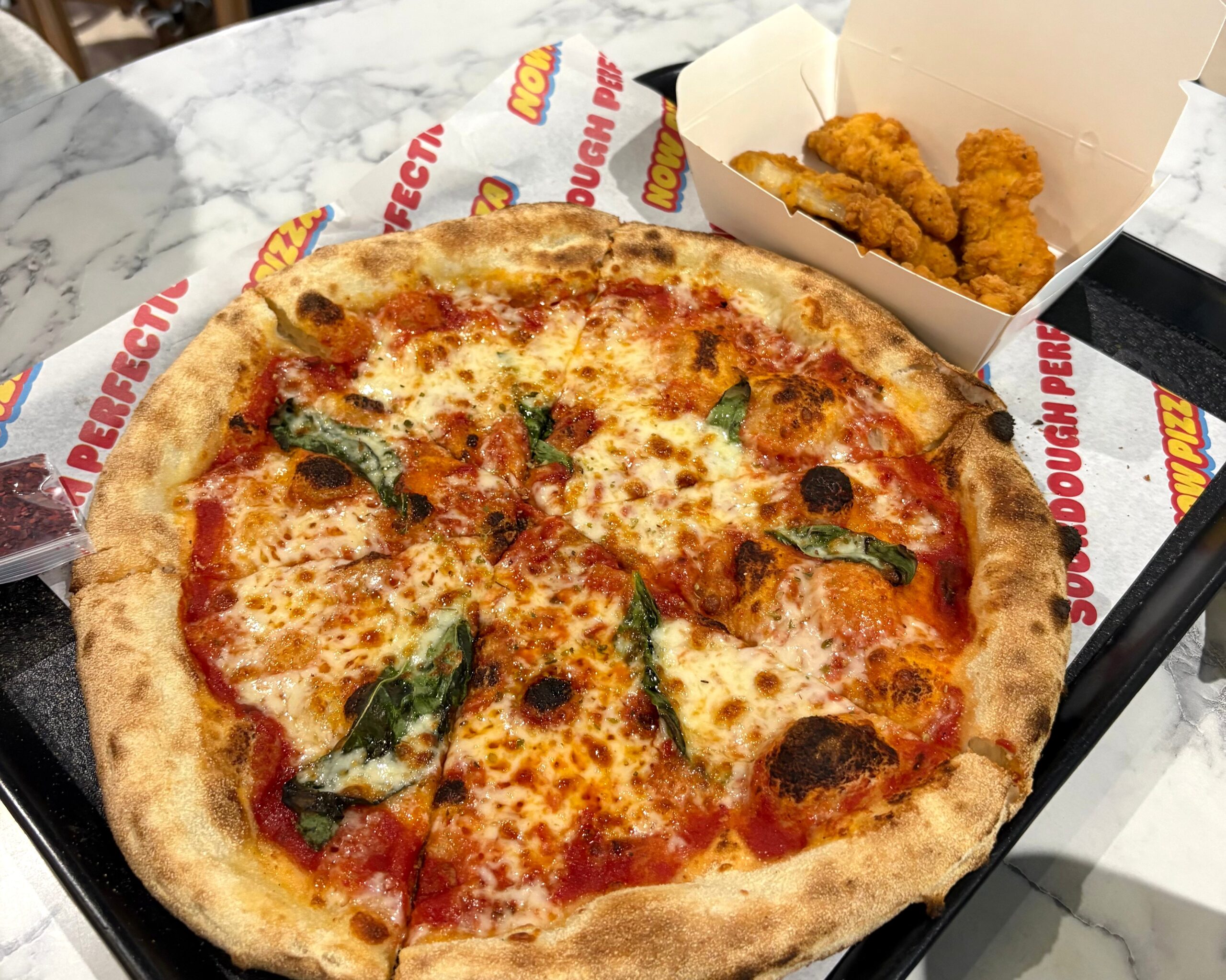 Now Pizzaで食べたマルゲリータと別添えのチキン
