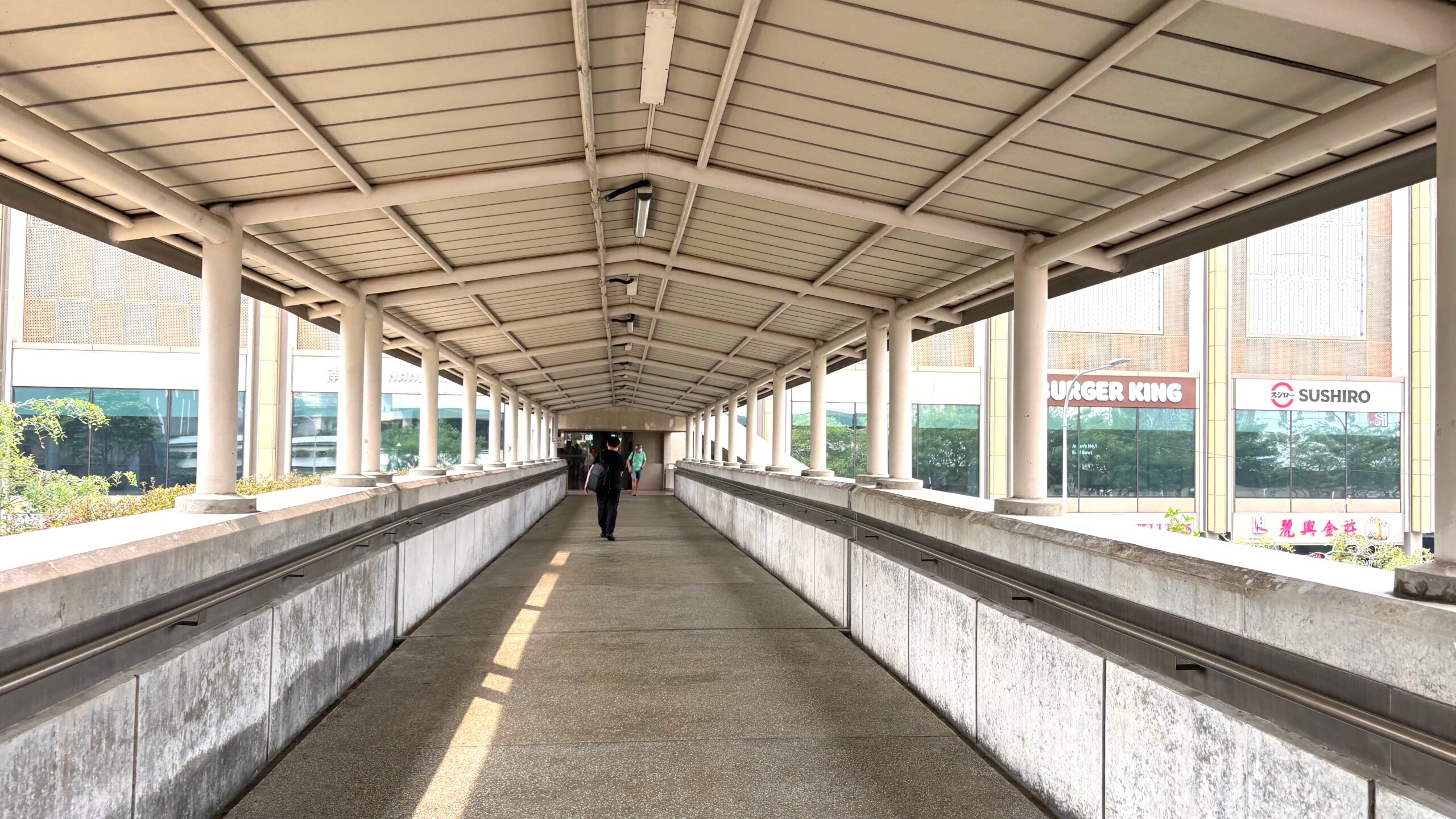 ホテルからChinatown Pointへ向かう屋根付き通路