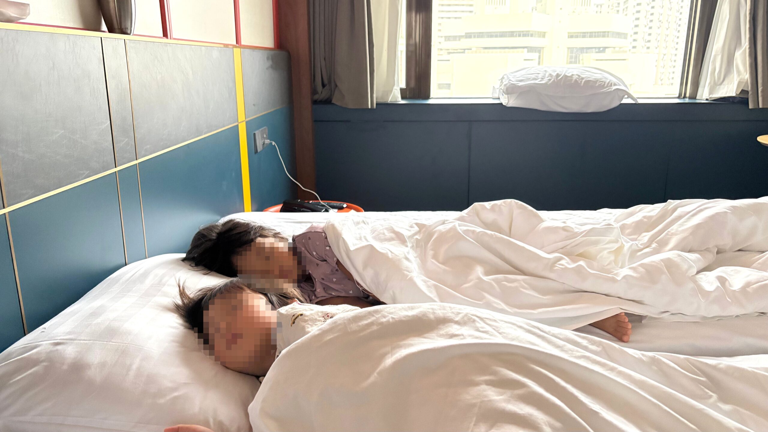 寄せたベッドで横になる子どもたち